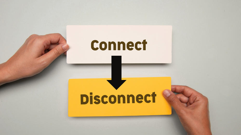 Zwei Zettel mit Händen und der Aufschrift Connect und Disconnect