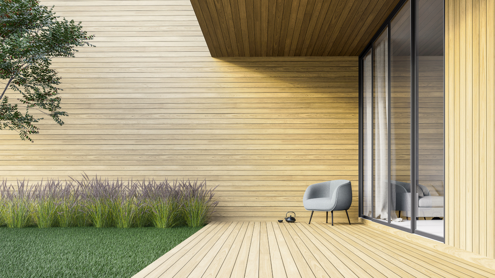 Holzterrasse mit Garten und Stuhl