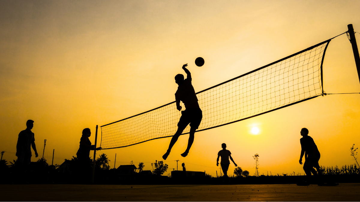 Volleyball-Athleten bei Sonnenschein in Gelb