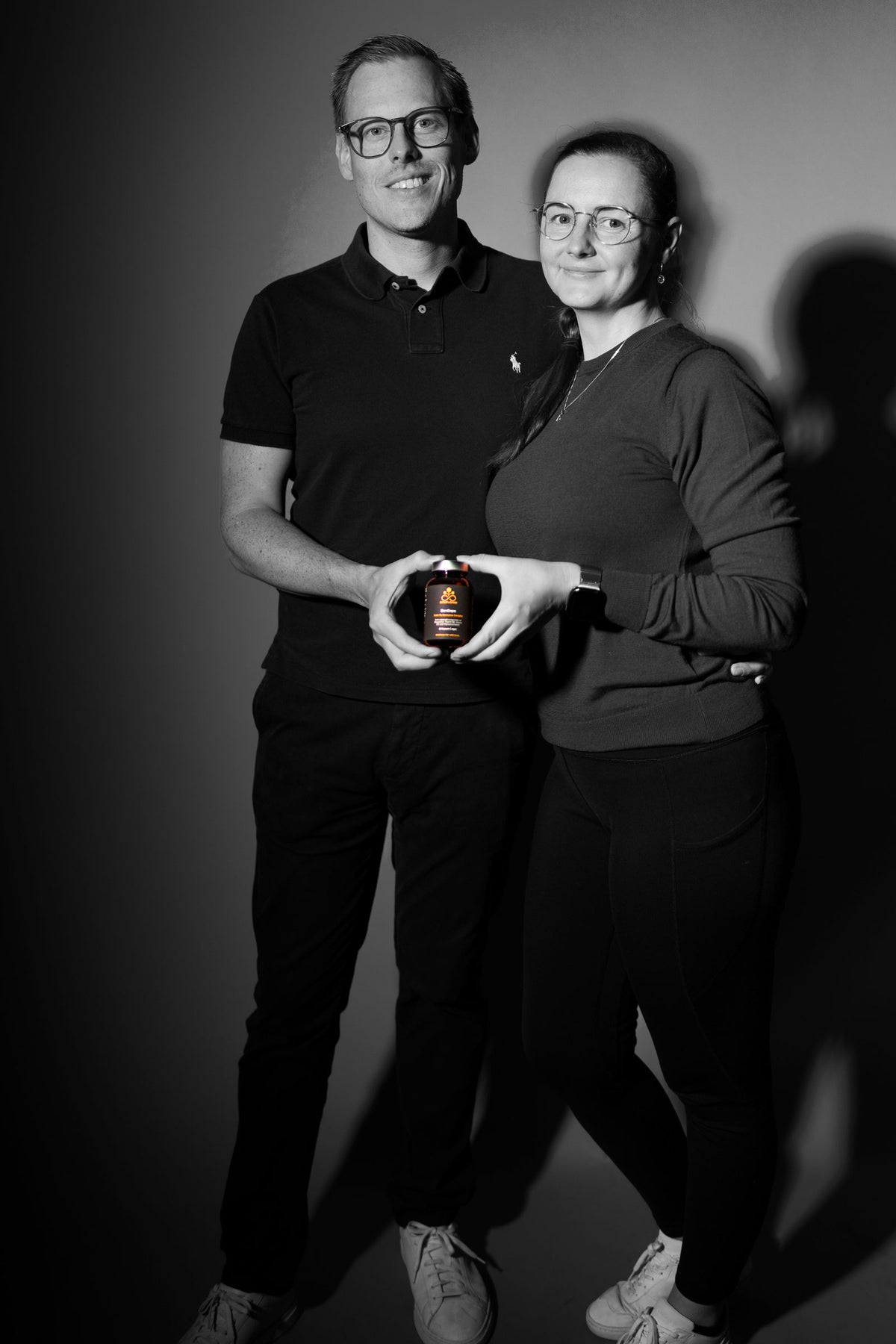 Alexander und Iryna, Founder von DROPVERSE®, mit dem Nahrungsergänzungsmittel ZenCaps
