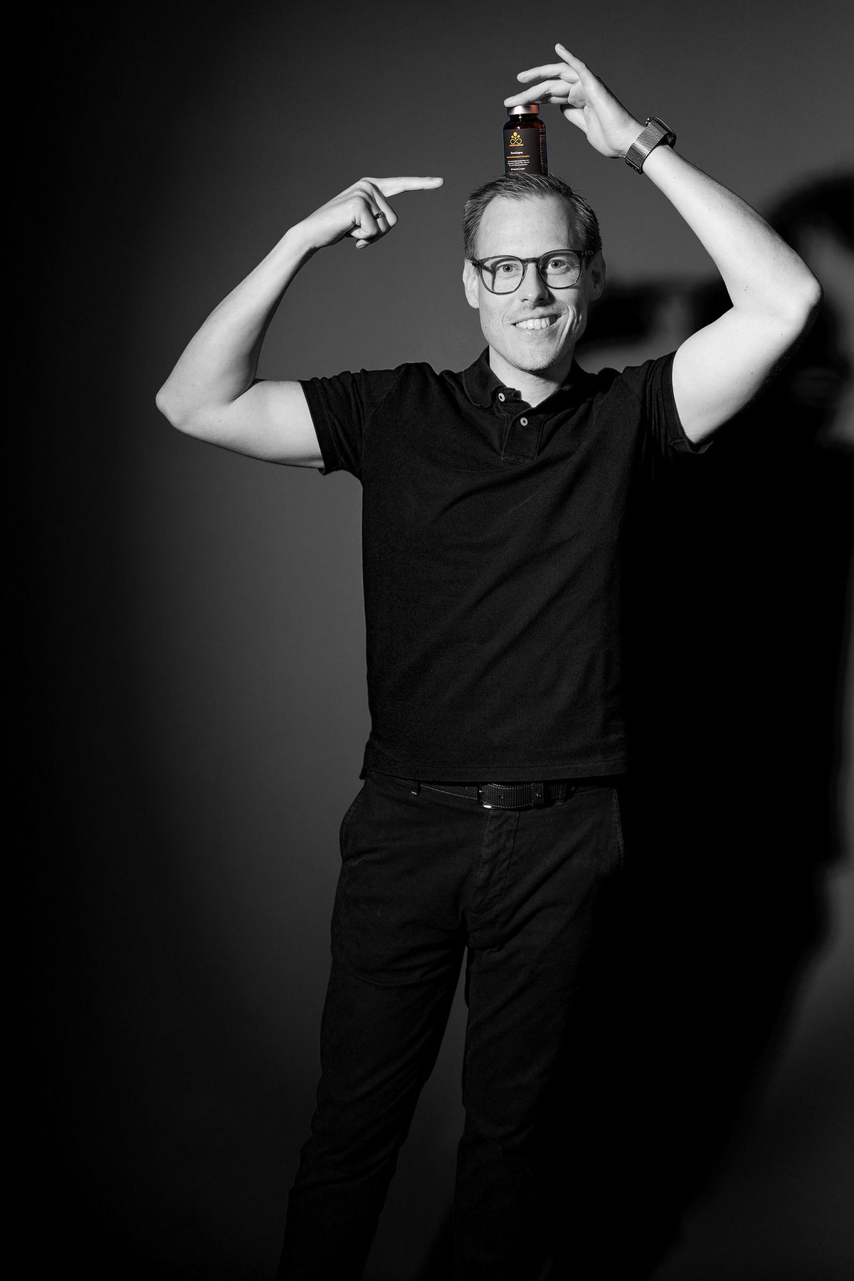 Alexander, Co-Founder von DROPVERSE®, mit dem Nahrungsergänzungsmittel ZenCaps