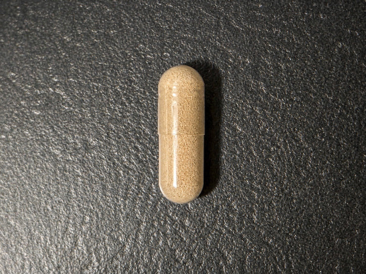 ZenCaps Nahrungsergänzungsmittel Supplement Kapsel in Nahaufnahme auf dunklem Untergrund
