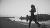 Video einer Joggerin an der Strandpromenade am Wasser
